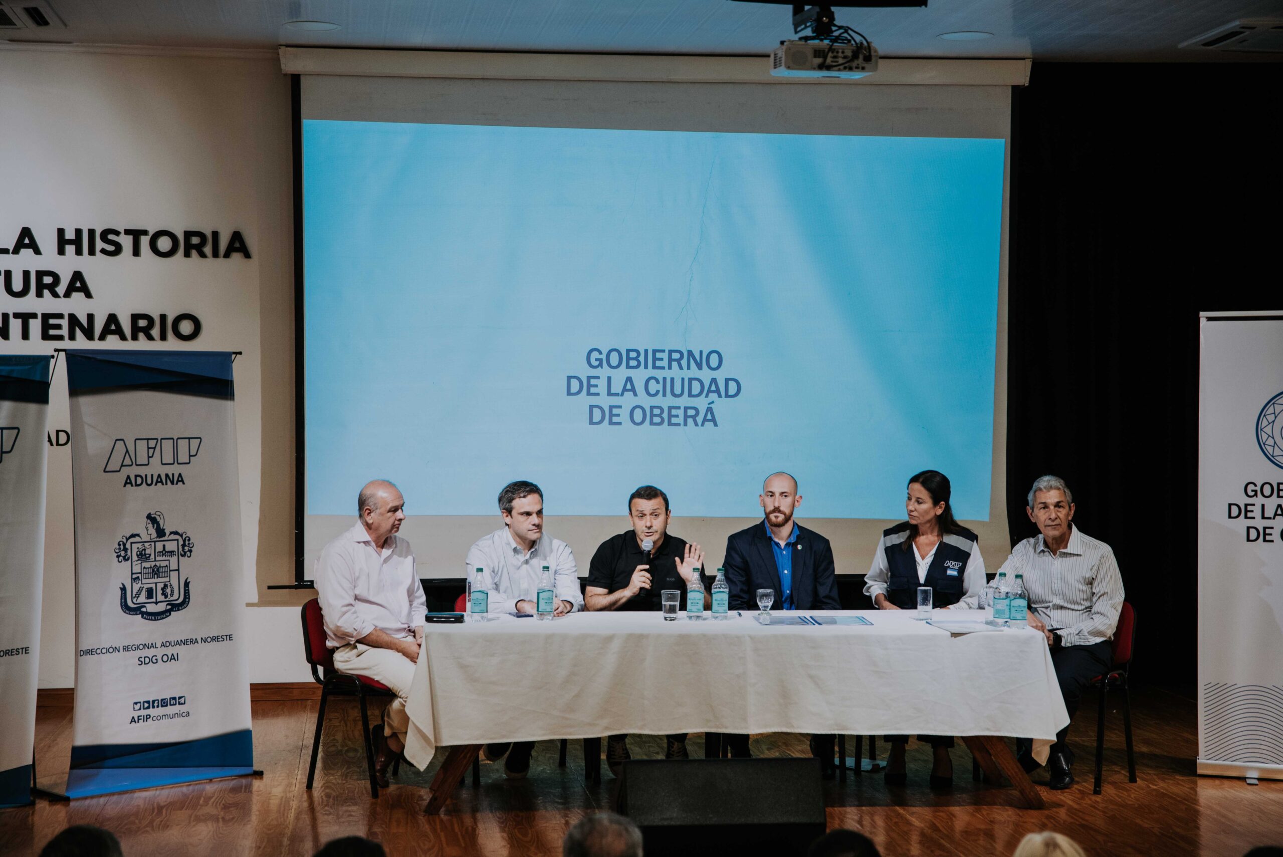 El Gobernador, junto a autoridades de Aduana, recorrió Oberá e Iguazú, también entregó maquinaria vial en Panambí