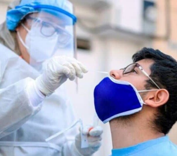 Covid-19: ante el fuerte aumento de casos, el Gobierno recomendó volver a usar barbijo y vacunarse