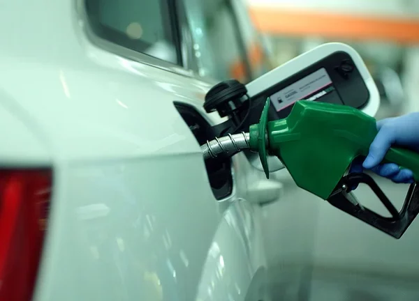 Desde hoy aumentaron un 4% la nafta y el gasoil en todo el país