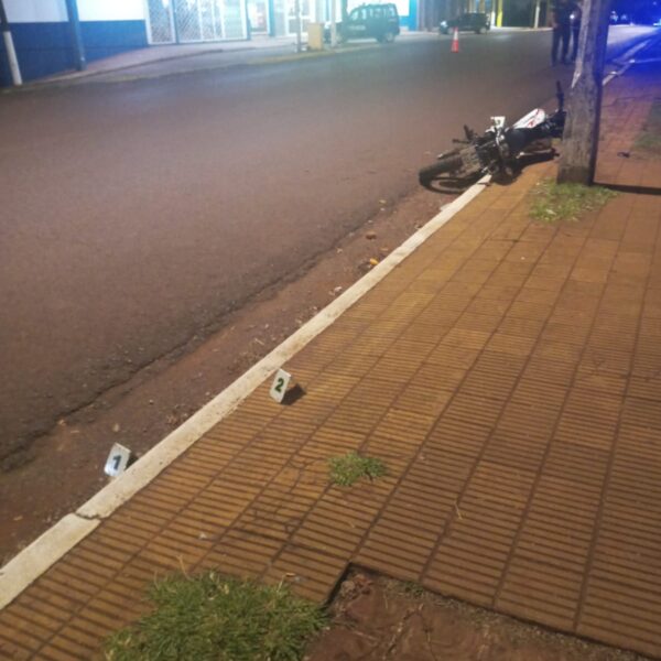 Un vehículo atropelló a una pareja de motociclistas y huyó