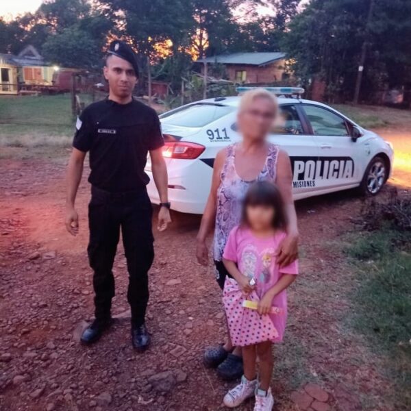 Policías auxiliaron a una niña que se desvaneció tras golpearse la cabeza