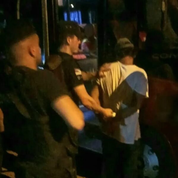 Detuvieron a un hombre que viajaba en micro y era buscado por robo, lesiones con arma de fuego y un abuso sexual