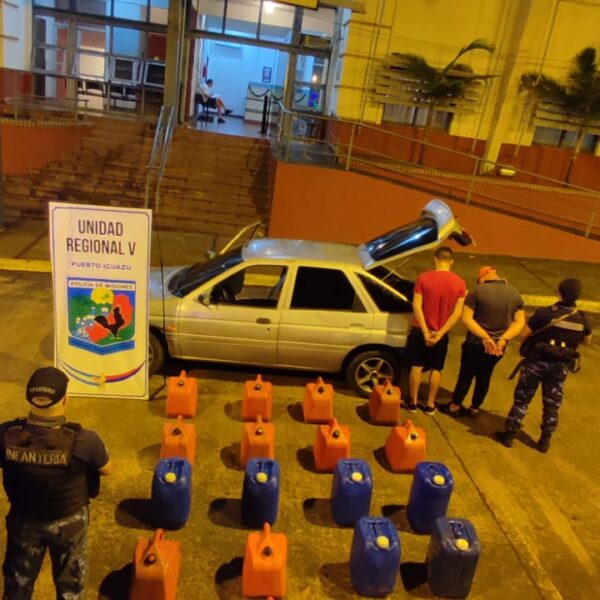 En una persecución incautaron un automóvil repleto de bidones con combustibles de contrabando en Iguazú