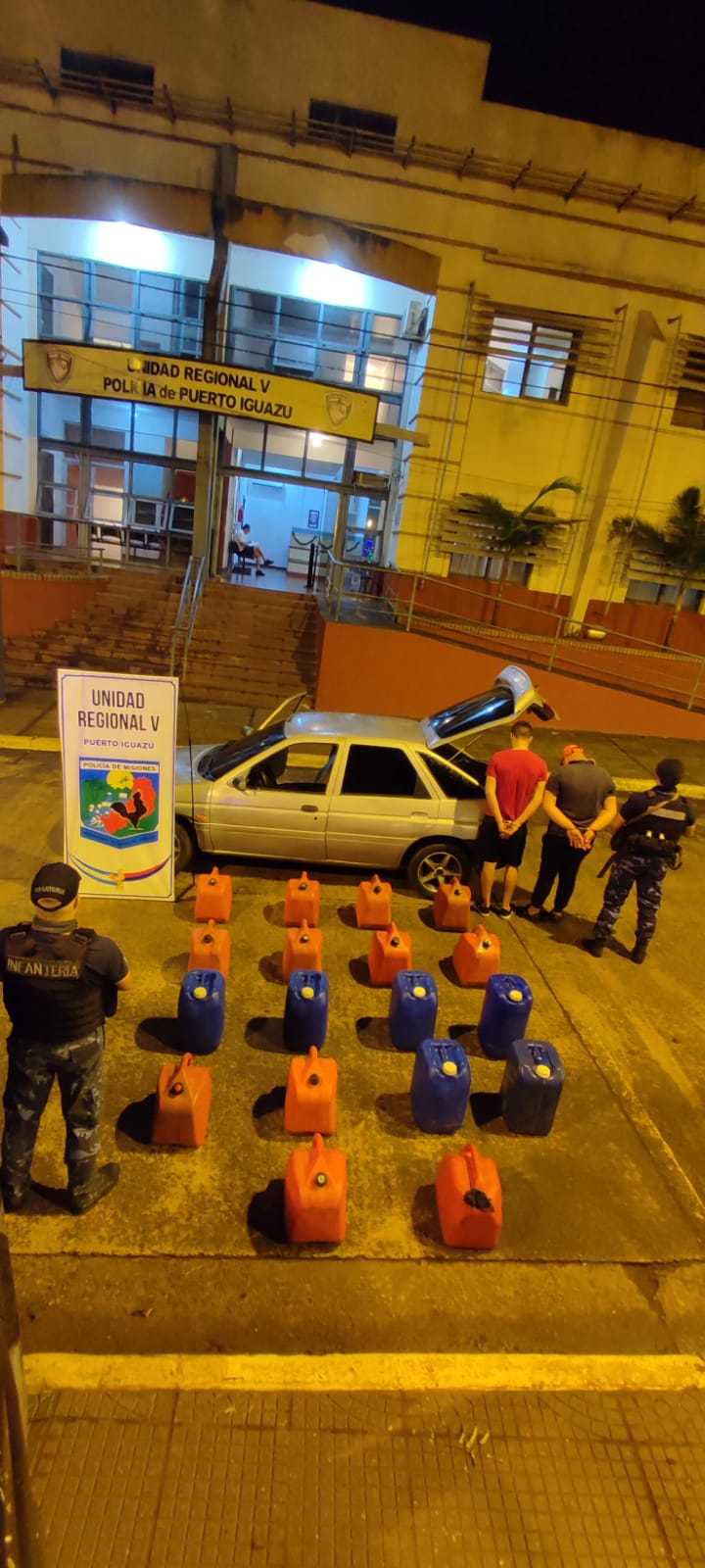 En una persecución incautaron un automóvil repleto de bidones con combustibles de contrabando en Iguazú