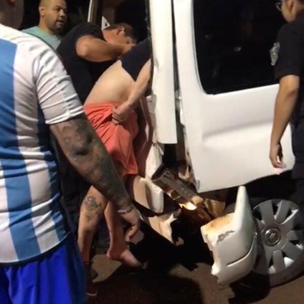 Motociclista terminó incrustado en la parte trasera de un utilitario