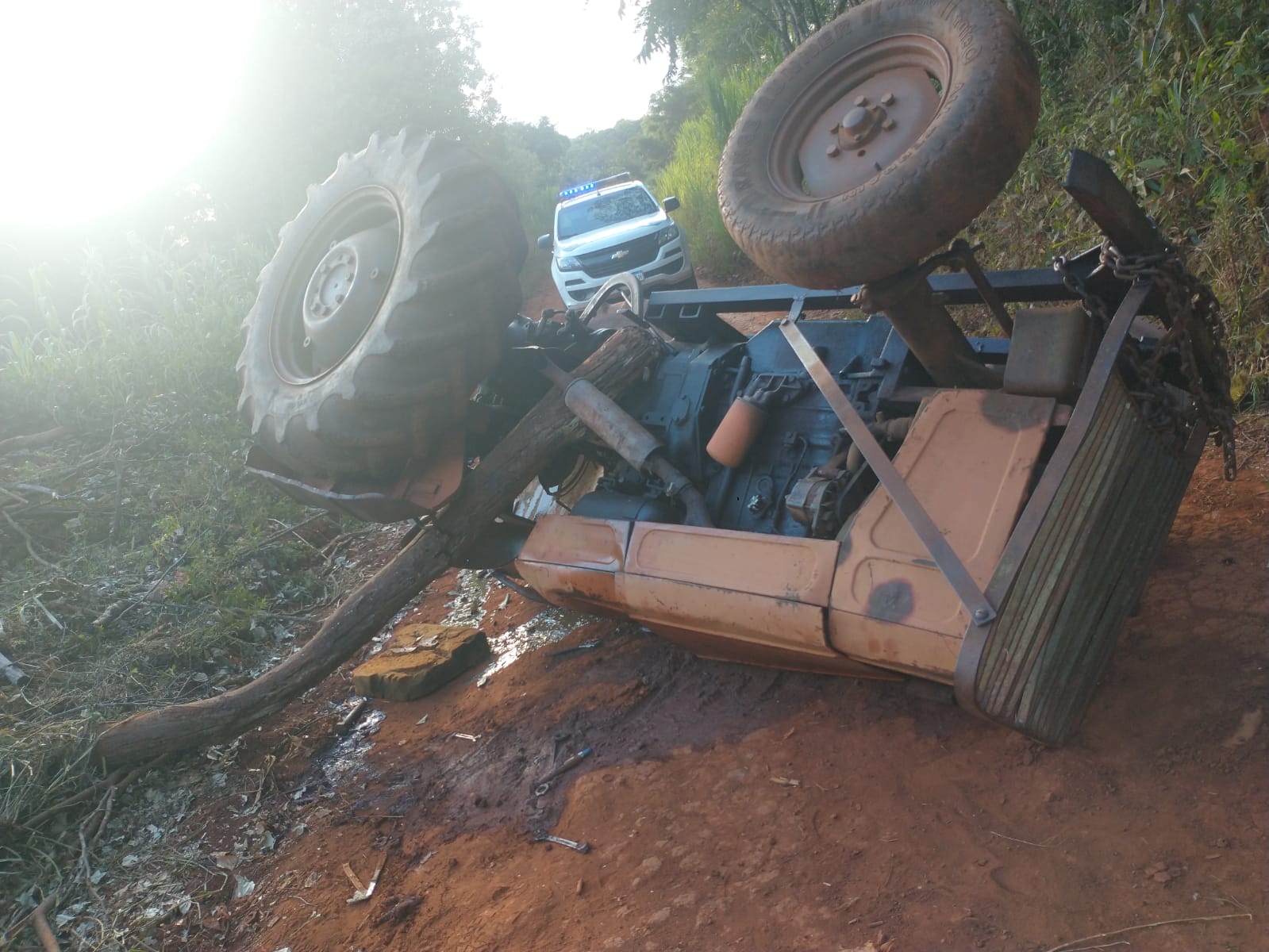 Falleció un joven al volcar con un tractor en Puerto Esperanza