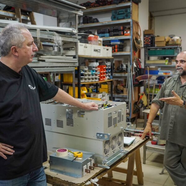 Passalacqua visitó empresa de ingeniería eléctrica y automatismo industrial líder en el NEA