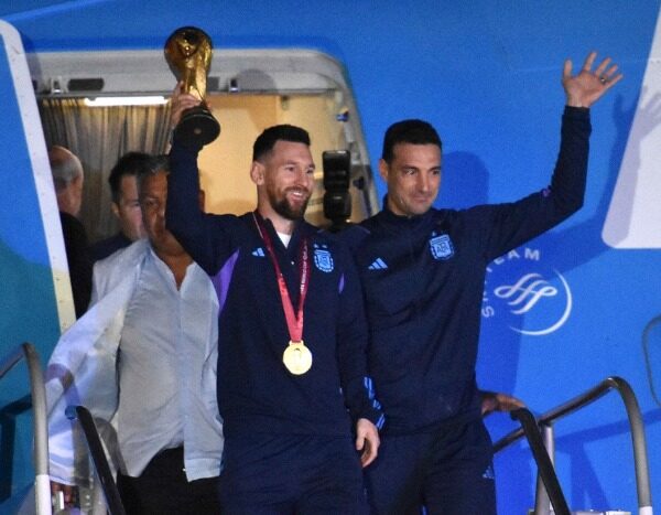 La Selección llegó a Ezeiza y se trasladó al predio de la AFA ante una multitud que espero a los campeones del mundo