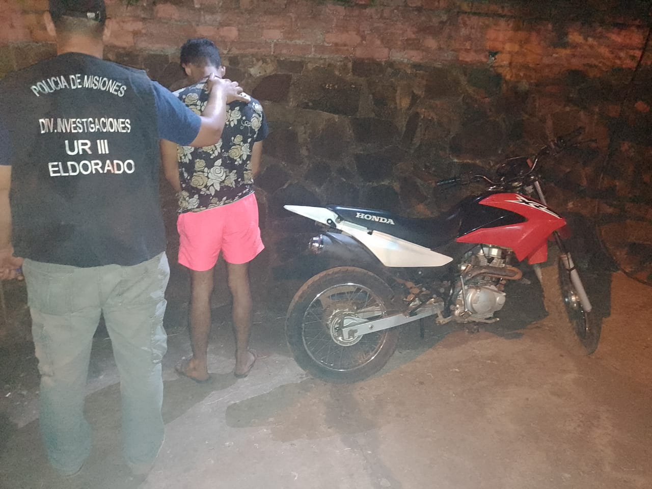 Arrestaron a dos personas, recuperaron dos motocicletas y siete chapas de zinc que fueron sustraídas en Eldorado