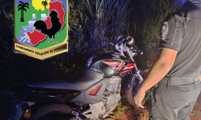 Tras intentar cometer un hecho ilícito abandonaron una motocicleta robada y se dieron a la fuga