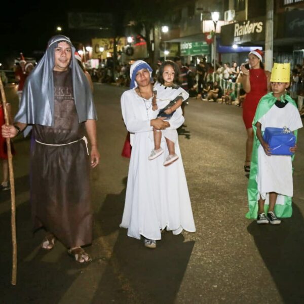 El Desfile Navideño colmó de alegría, colores y música las calles de Eldorado