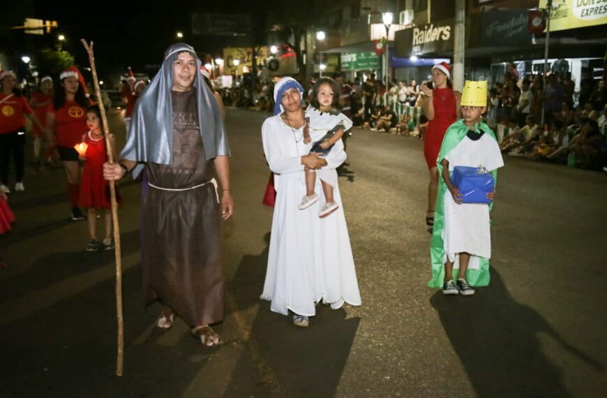El Desfile Navideño colmó de alegría, colores y música las calles de Eldorado