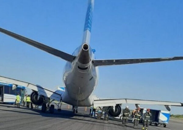 Un vuelo de Aerolíneas Argentinas que salió desde Iguazú sufrió un reventón de neumáticos y fue desviado a Ezeiza