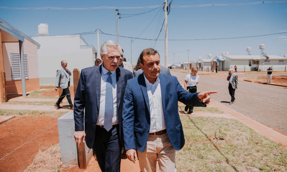 Herrera Ahuad y Alberto Fernández entregaron viviendas en el barrio Itaembé Guazú