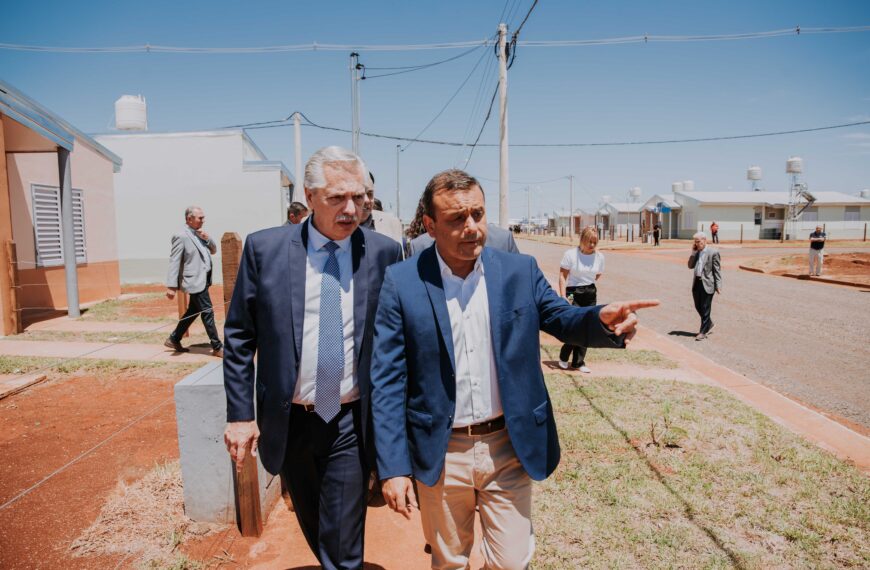 Herrera Ahuad y Alberto Fernández entregaron viviendas en el barrio Itaembé Guazú