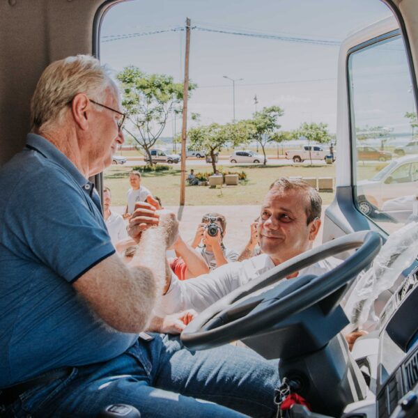 Herrera Ahuad encabezó la entrega de una nueva flota de camiones a municipios misioneros