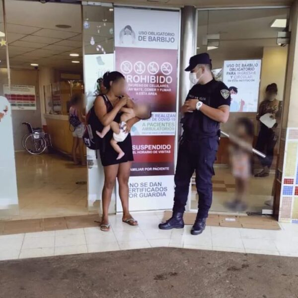 Policías reanimaron a un bebé que presentaba dificultades respiratorias