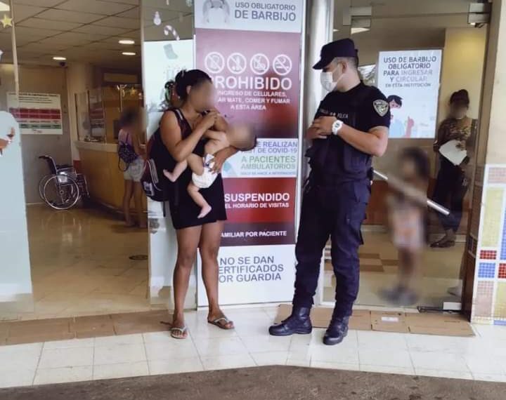 Policías reanimaron a un bebé que presentaba dificultades respiratorias