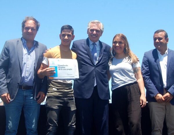 El Presidente Alberto Fernández asistió a la entrega de viviendas de IPRODHA en Posadas