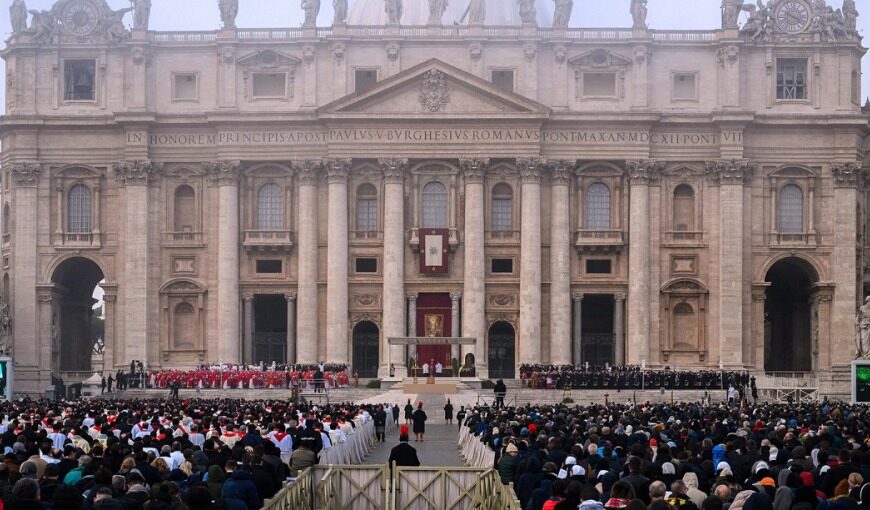 Francisco despidió a Benedicto XVI como un “pastor” que tuvo “sabiduría, delicadeza y entrega”