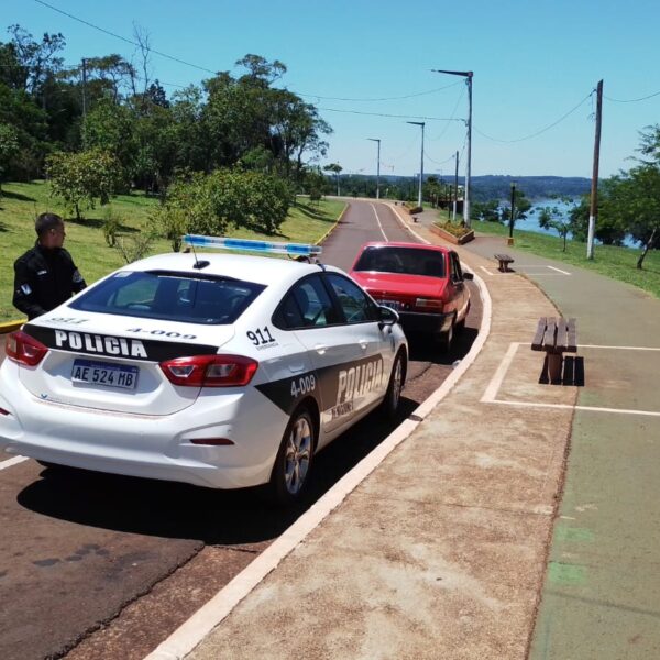 La mujer que intentó suicidarse en el río Paraná, está hospitalizada y detenida, mientras que sigue la búsqueda de los 2 hijos