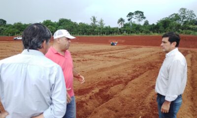 Ultiman los detalles para la colocación del sistema de riego a la cancha municipal de fútbol de Eldorado