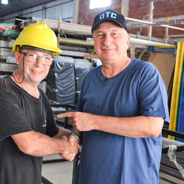 San Vicente: Passalacqua recorrió distribuidora de aluminios, vidrios y planta de pintura de perfiles única en la región