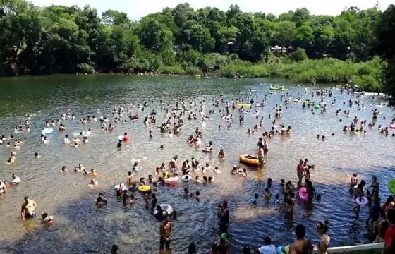 Nuevas tarifas para el ingreso al Balneario Piray Guazú y comenzó funcionamiento el transporte de traslado hacia el lugar