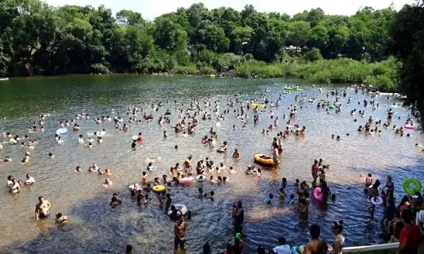 Nuevas tarifas para el ingreso al Balneario Piray Guazú y comenzó funcionamiento el transporte de traslado hacia el lugar