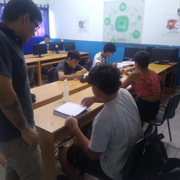 En el CIC del barrio Koch se dictan clases de apoyo gratuitas a nivel secundario