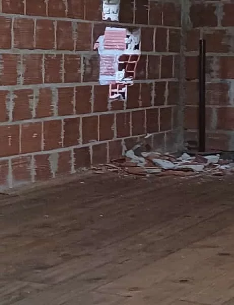 Rompieron una pared y entraron a robar al salón de una escuela de danza