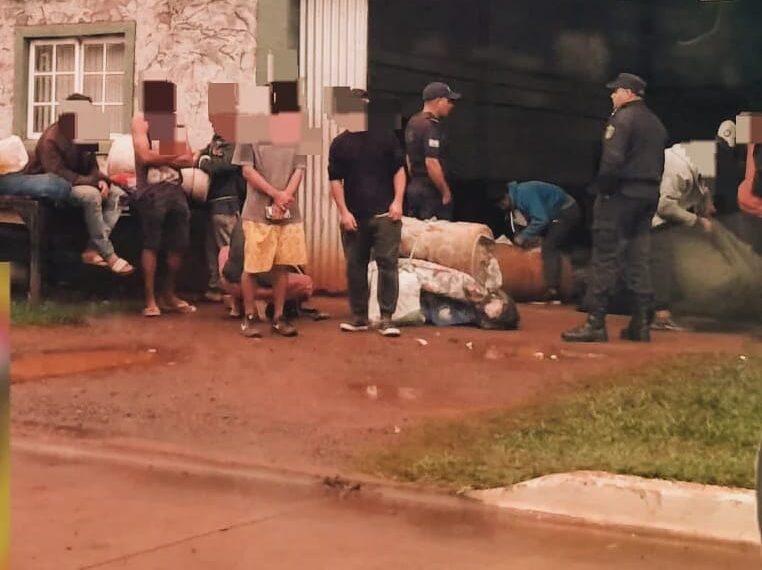La Policía de Misiones rescató a 14 hombres por supuesta trata de personas en Corrientes