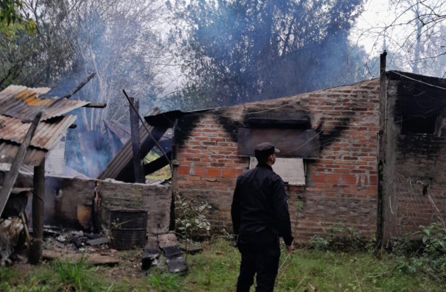 Santo Pipó: la Policía y el Municipio asistieron a una madre y su hijo tras el incendio que destruyó su casa