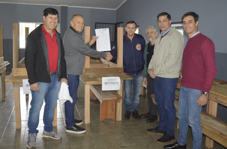El Ministerio de Ecología entregó mobiliario construido con madera incautada a 13 instituciones de El Soberbio