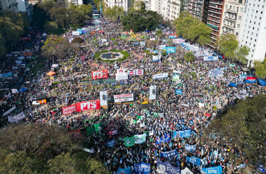 Multitudinaria Marcha Federal Universitaria frente al Congreso