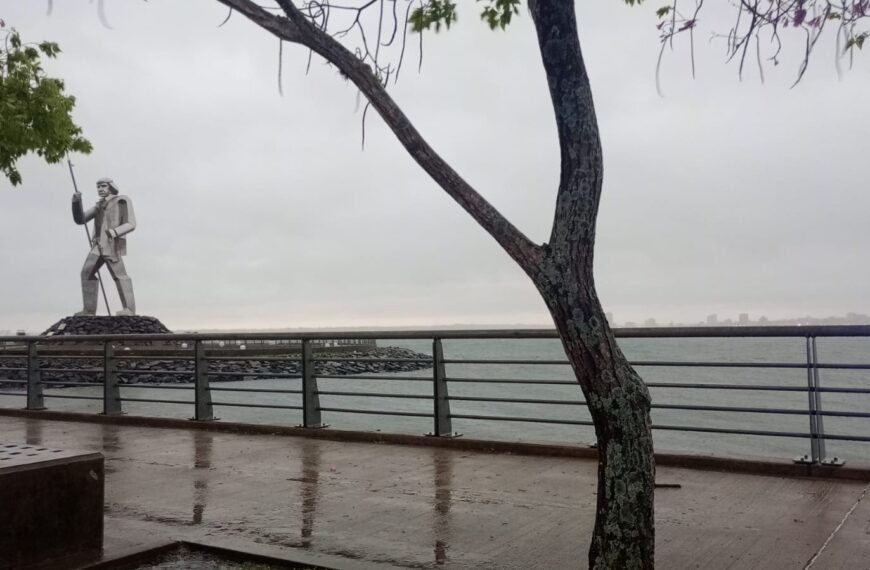 Posadas: pescador a bordo de una canoa fue arrastrado por la corriente y los fuertes vientos
