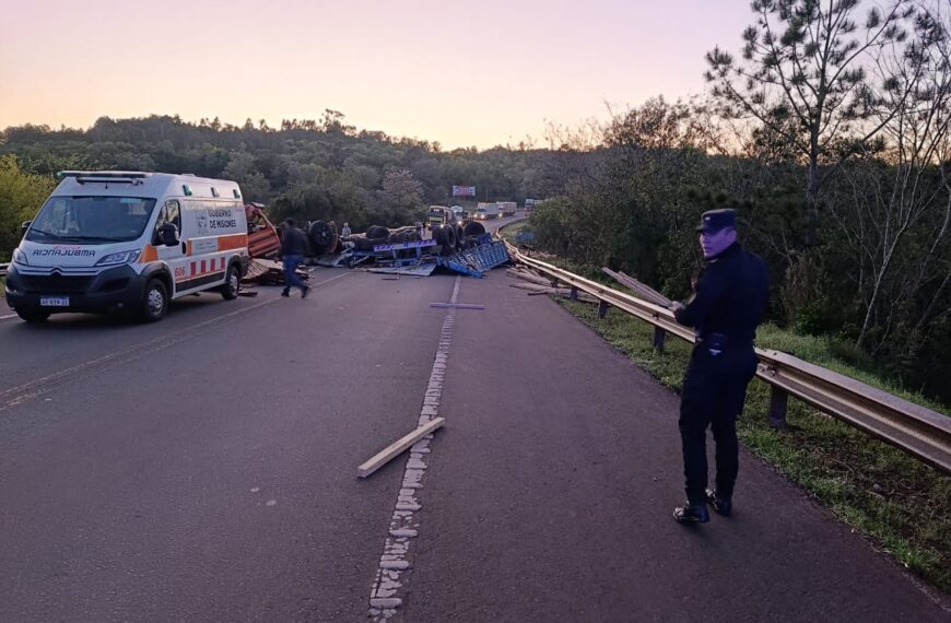 Despistó un camión cargado con madera en la ruta 14 y el tránsito fue interrumpido