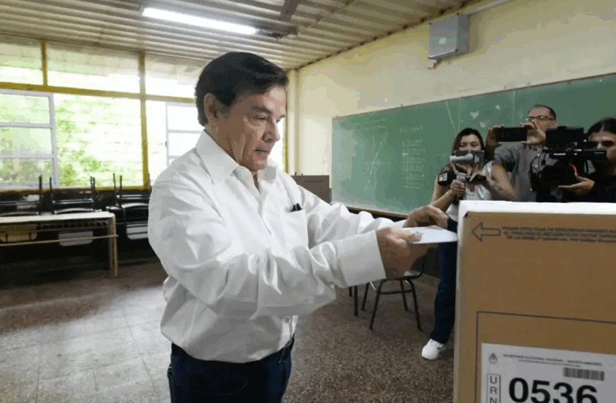Carlos Rovira emitió su voto en la Comercio N°18 de Posadas