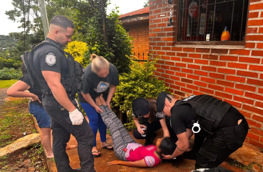 Una patrulla policial asistió a una embarazada que se desmayó en la vía pública en Puerto Rico