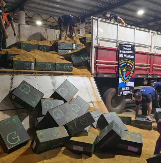 La Policía secuestró 100.000 atados de cigarrillos ocultos bajo una carga de maíz en un camión sobre la Ruta 14