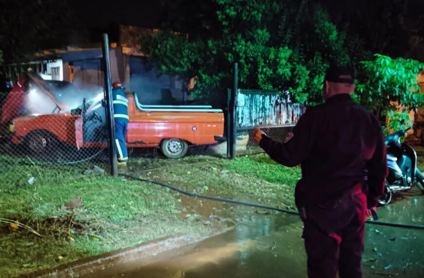Un vehículo se incendió en el barrio Belgrano de Wanda