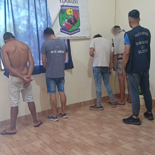 Hay cuatro demorados por robar elementos de tenis de un auto estacionado frente a un supermercado eldoradense