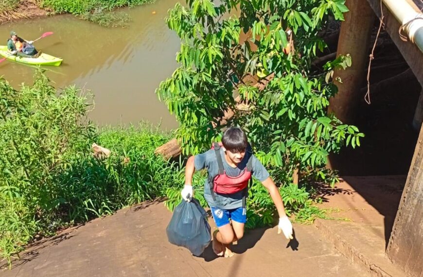 Guardaparques participaron de la jornada de limpieza del arroyo San Francisco en Comandante Andresito