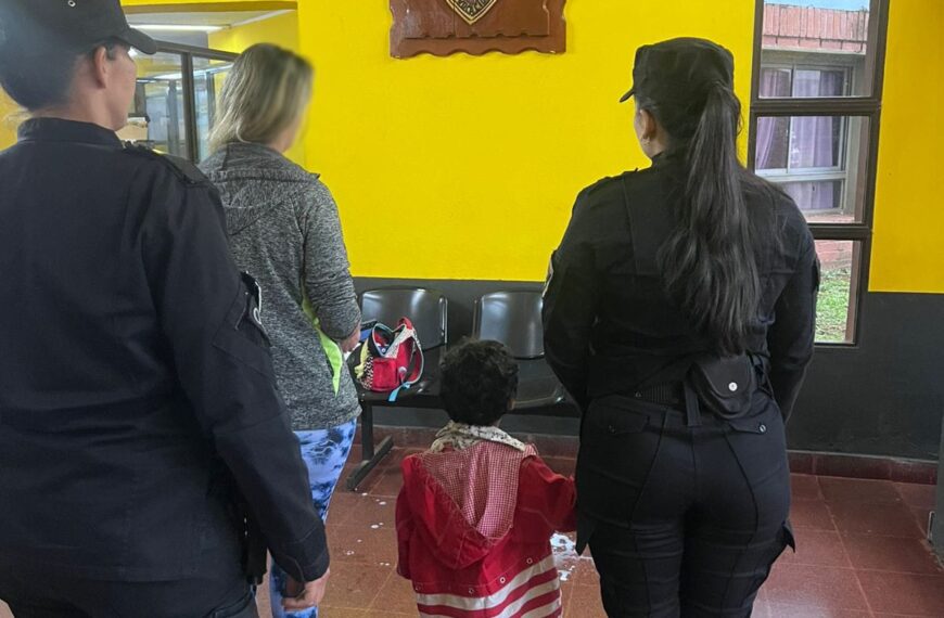 Un niño de 3 años quedó solo toda la noche y fue protegido por vecinos y la Policía