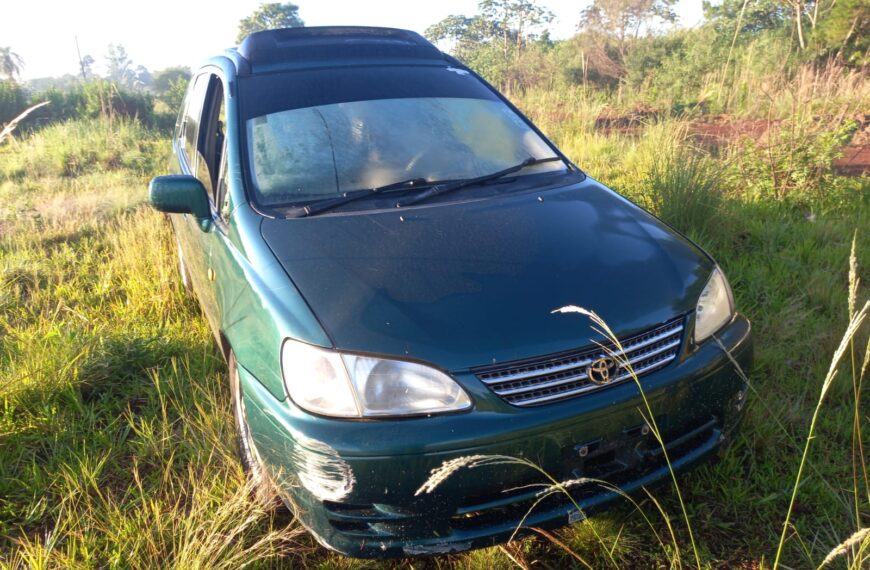 Hallaron un automóvil paraguayo abandonado y analizan su vínculo con una fuga en el puente internacional
