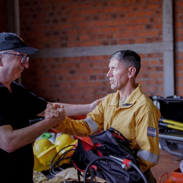 Passalacqua puso en marcha el sistema de alerta temprana de incendios forestales en Apóstoles y entregó equipamiento