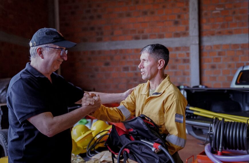 Passalacqua puso en marcha el sistema de alerta temprana de incendios forestales en Apóstoles y entregó equipamiento