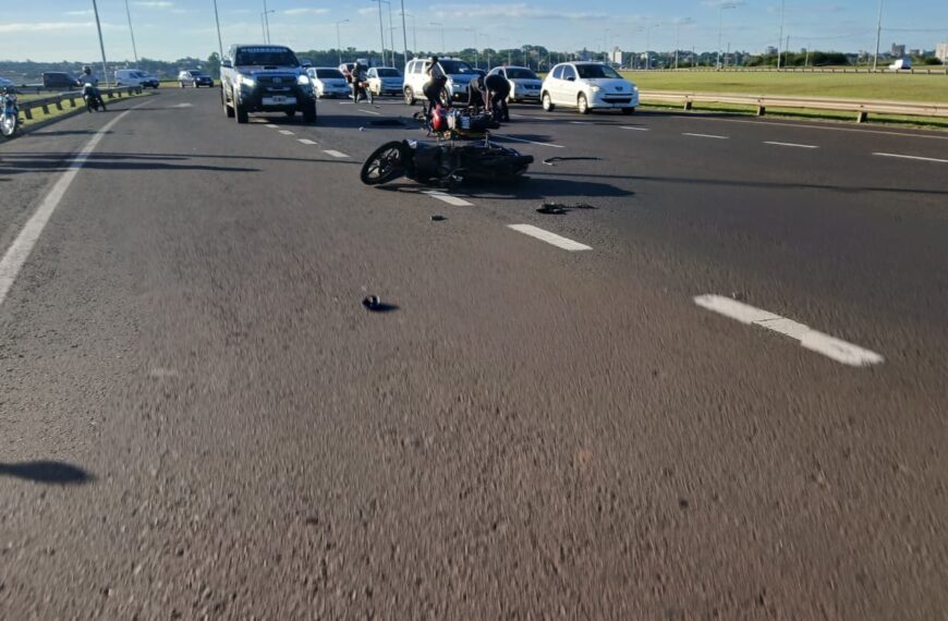 Dos motociclistas trasladados al hospital tras un siniestro vial en el Acceso Sur de Posadas