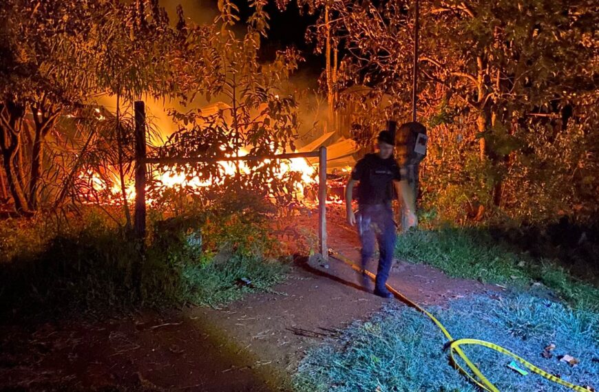 Una casa quedó reducida a cenizas en San Javier: la Policía detuvo a un sospechoso horas después