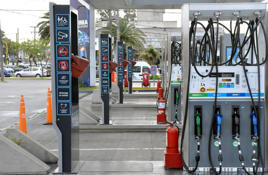 El Gobierno aumentó parcialmente los impuestos a los combustibles y esto se traslada a los surtidores